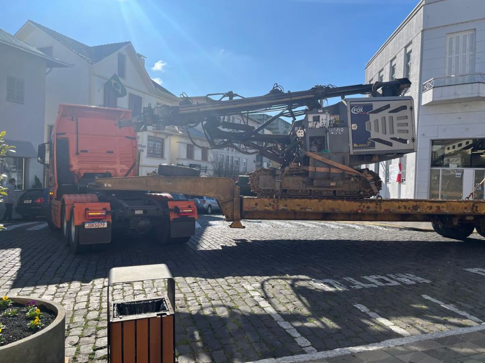 Carreta invade Centro Histórico e causa transtornos em Garibaldi