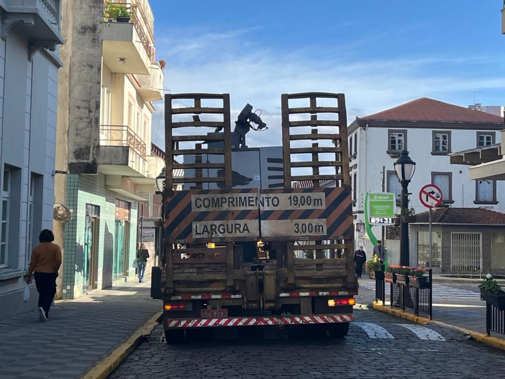 Carreta invade Centro Histórico e causa transtornos em Garibaldi