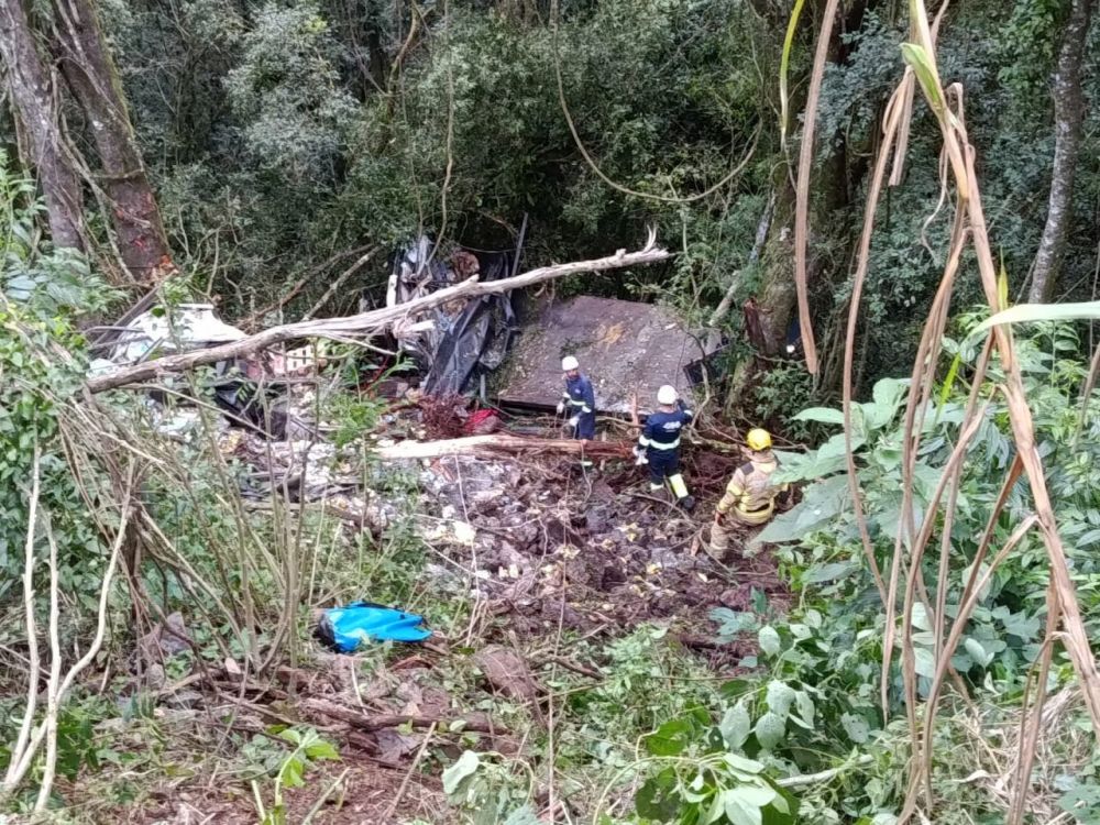 Caminhão carregado com leite condensado despenca de ribanceira na ERS-122