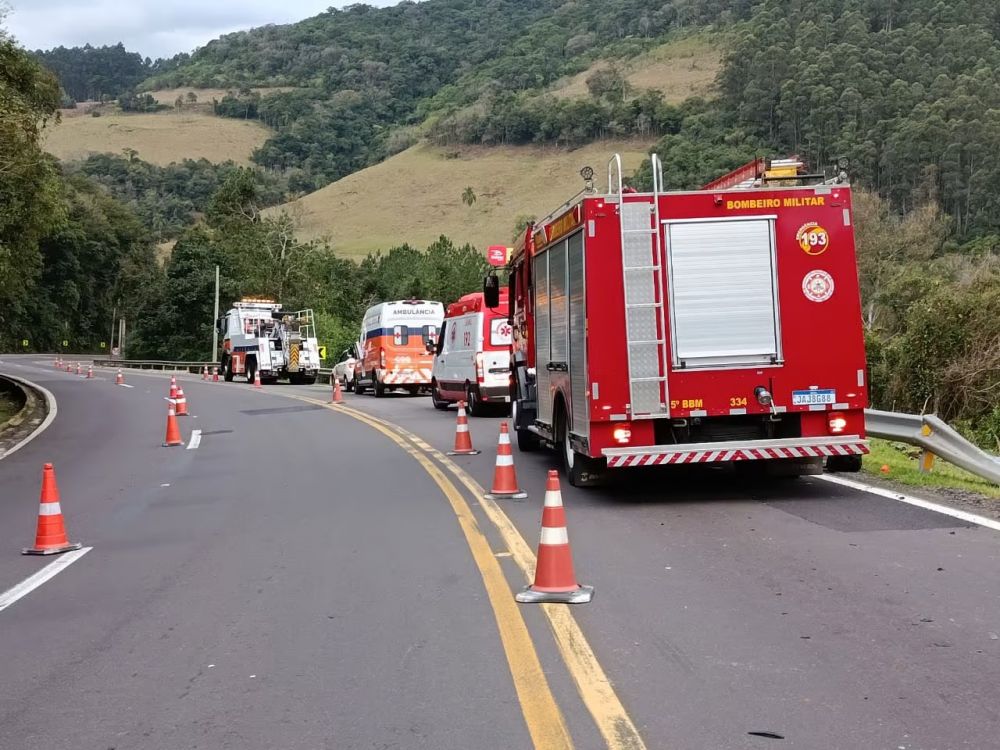 Caminhão carregado com leite condensado despenca de ribanceira na ERS-122