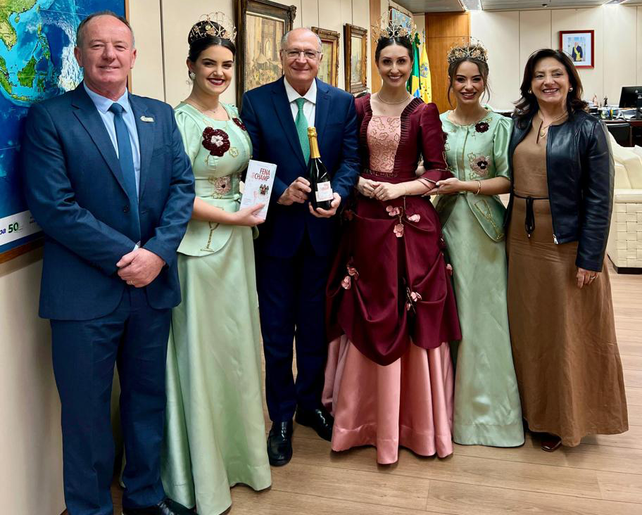 Rainha e princesas levam o glamour da Fenachamp ao Congresso