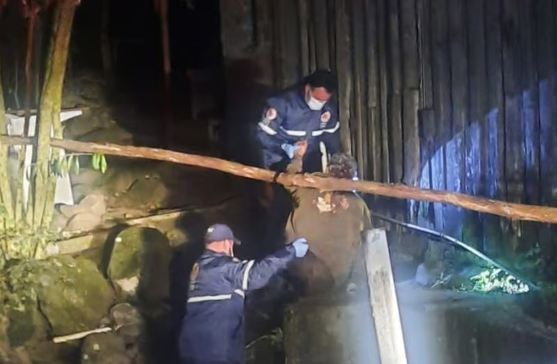 Idoso cai em córrego fica ferido e é resgatado em Farroupilha