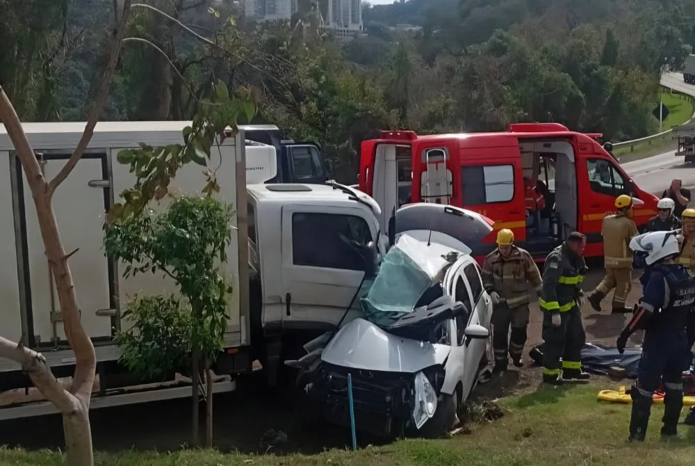 Mulher morre em colisão entre carro e caminhão em Bento Gonçalves