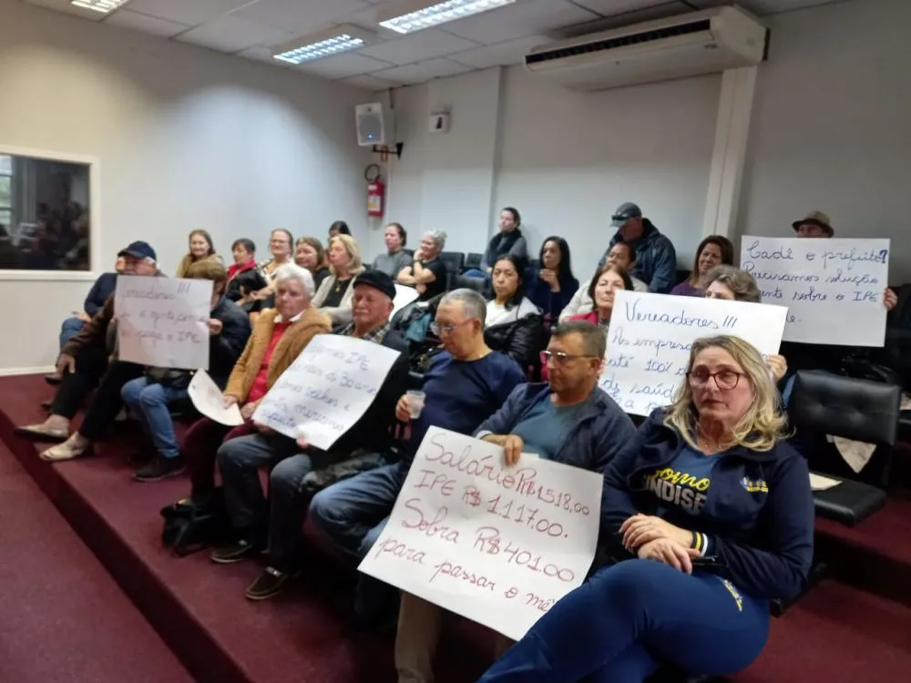 Servidores protestam e pedem auxílio da Prefeitura em Bento Gonçalves