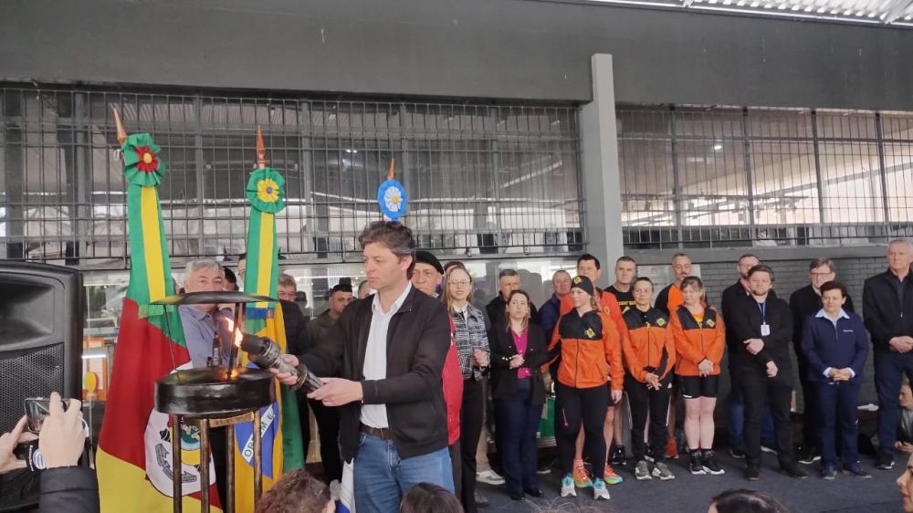 Carlos Barbosa recebe o Fogo Simbólico da Pátria