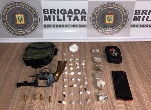Dupla é presa com arma e drogas no bairro São Francisco em Garibaldi