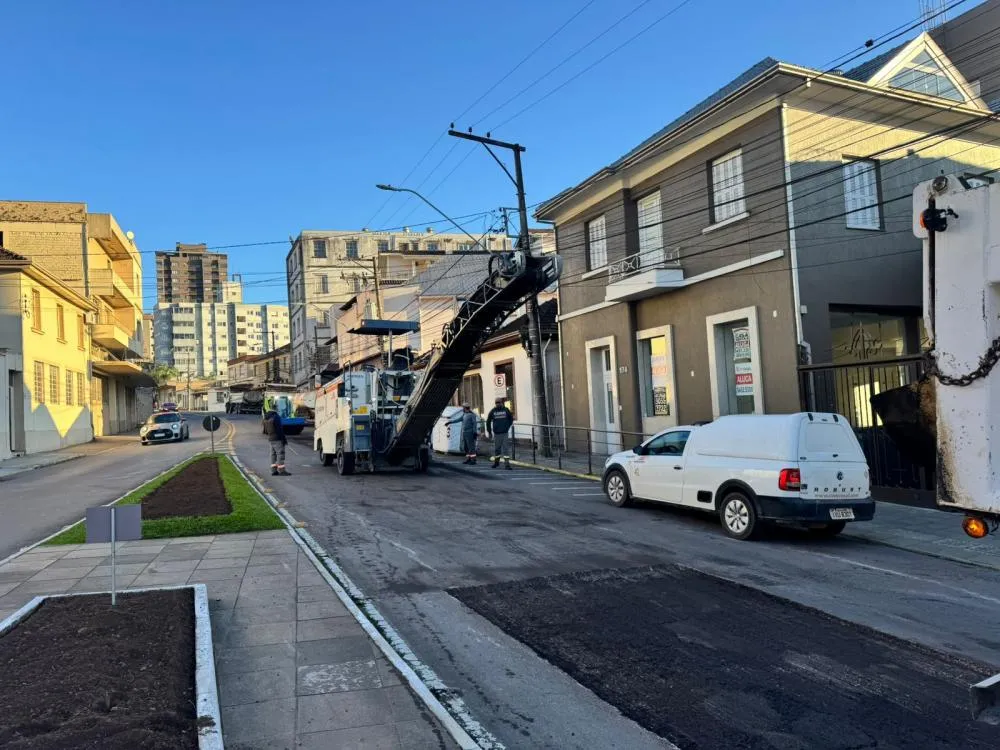 Prefeitura de Bento interrompe rua central para repavimentação asfáltica