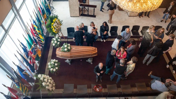 Corpo do escritor Luís Fernando Verissimo é sepultado em Porto Alegre