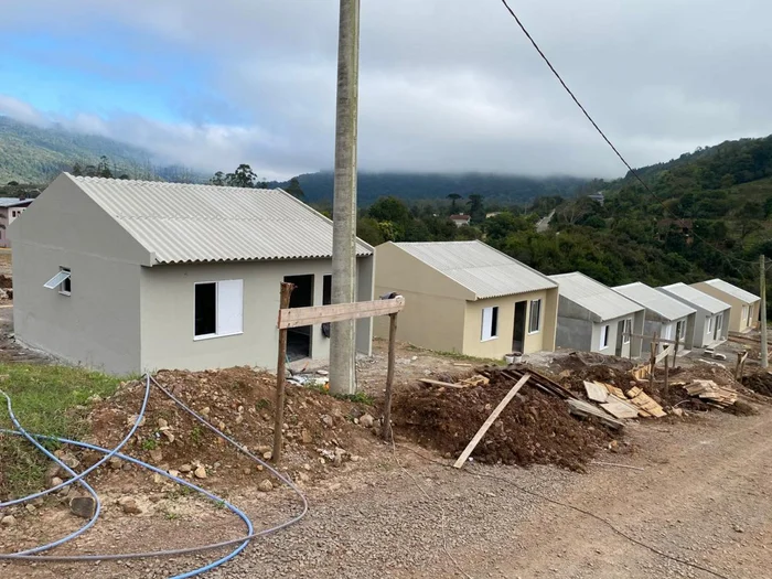 Prometidas em 120 dias, casas para vítimas da enchente em Santa Tereza completam um ano 