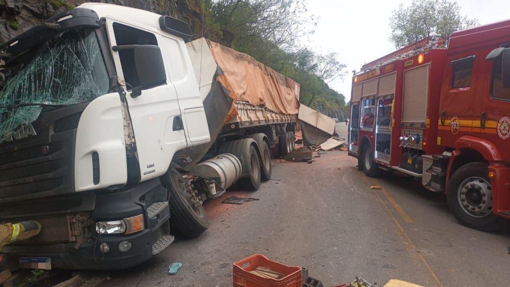 Caminhão bate em paredão de pedras e passageiro morre esmagado na ERS-431