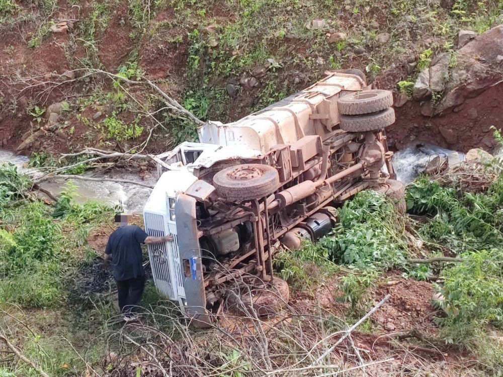 Caçamba despenca em ribanceira no interior de Bento e deixa dois feridos