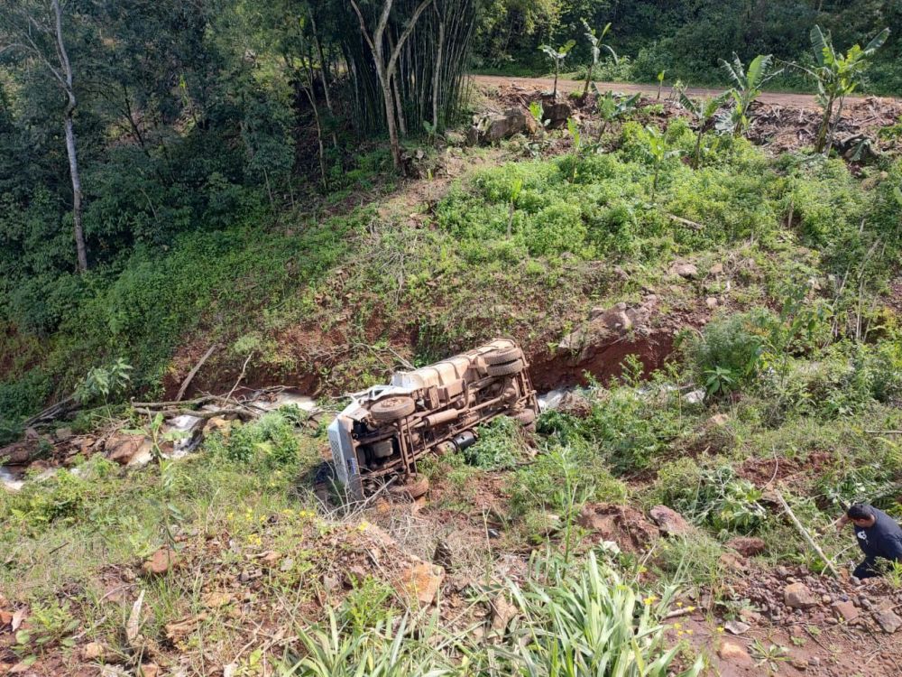 Caçamba despenca em ribanceira no interior de Bento e deixa dois feridos