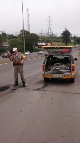 Policiais Rodoviários voltam a tapar buracos na ERS - 122