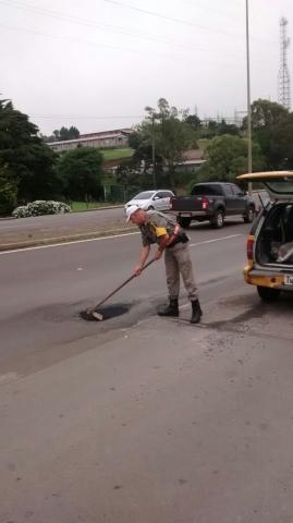 Policiais Rodoviários voltam a tapar buracos na ERS - 122