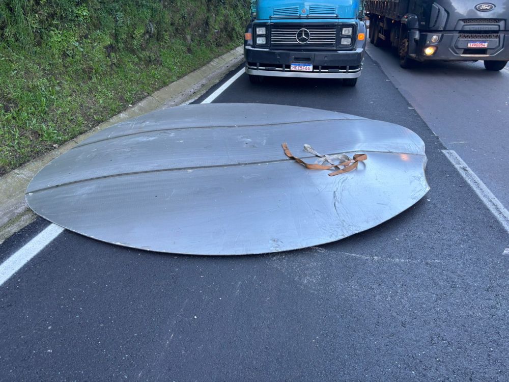 Chapa metálica desprende de caminhão e deixa dois feridos próximo a Tamandaré