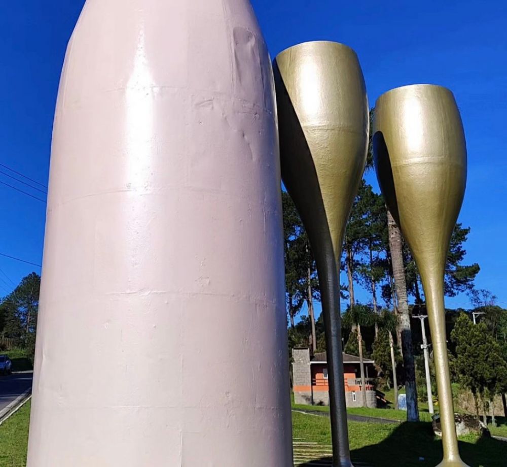 Garrafa gigante no acesso a Fenachamp está sendo repaginada