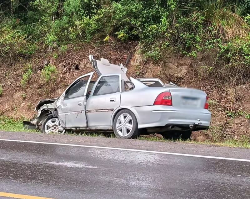 Motorista fica ferido em acidente entre carro e caminhão na RSC-453