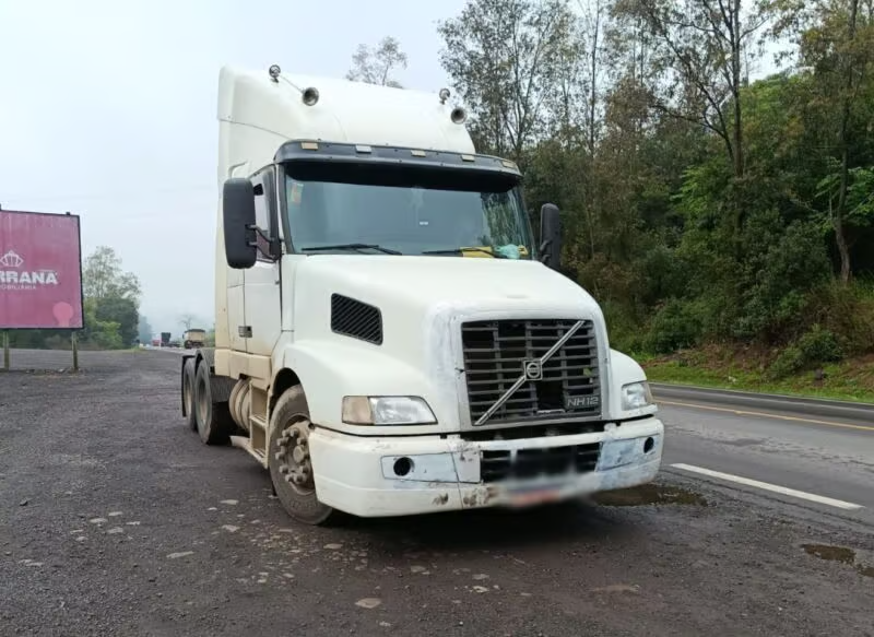 Motorista fica ferido em acidente entre carro e caminhão na RSC-453