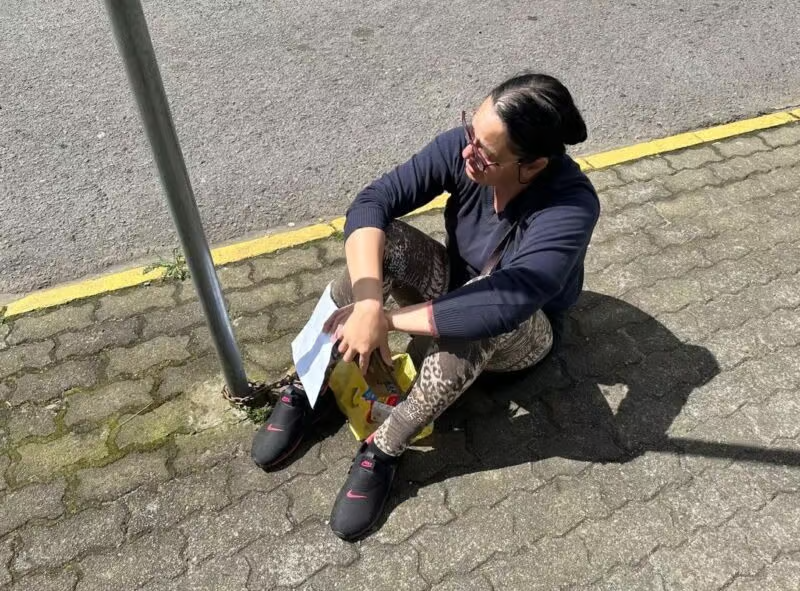 Após meses sem ser atendida, mulher se acorrenta em frente ao Hospital de Farroupilha