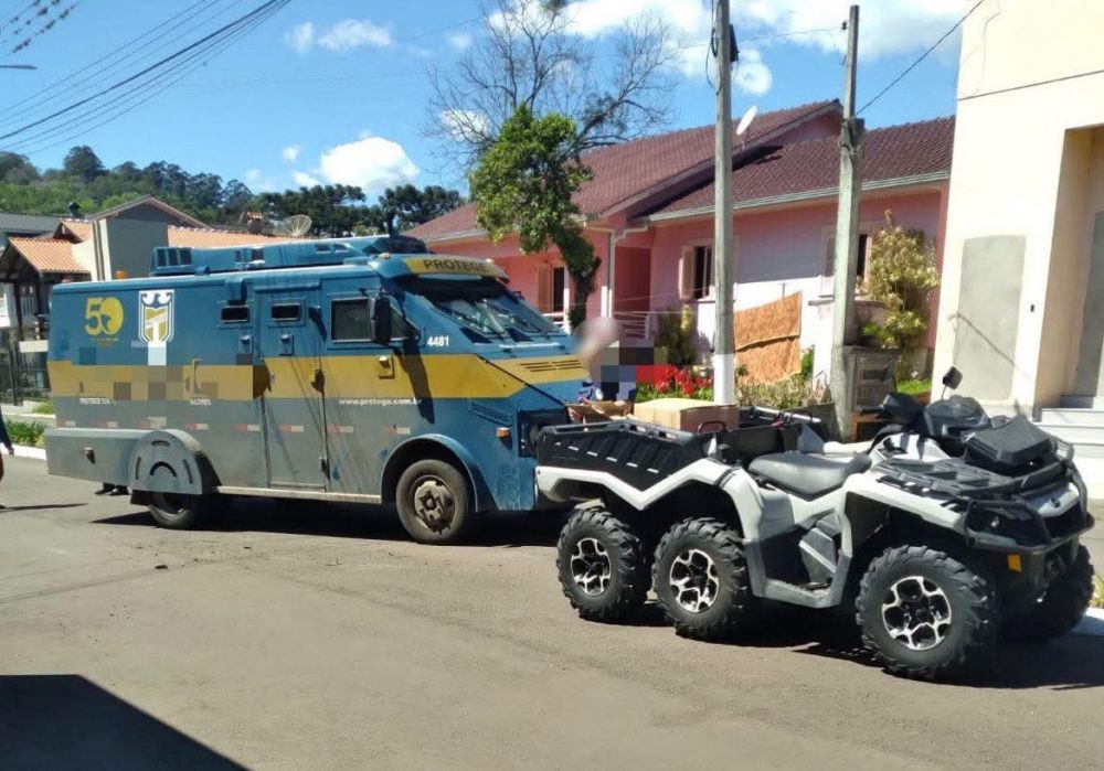 Colisão de cinema em Arcoverde: carro-forte versus quadriciclo