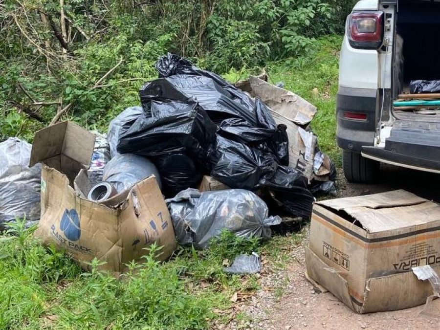 Descarte irregular de resíduos é flagrado na Linha Vitória