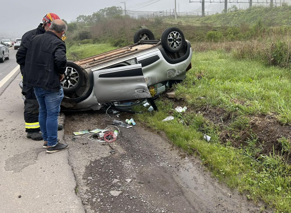Motorista sai ileso após capotamento na BR-470 em Garibaldi