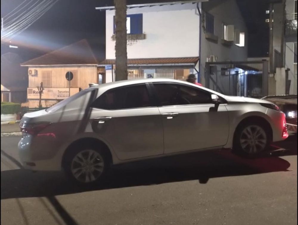 Automóvel com mais de R$ 16 mil em multas é apreendido em Bento Gonçalves