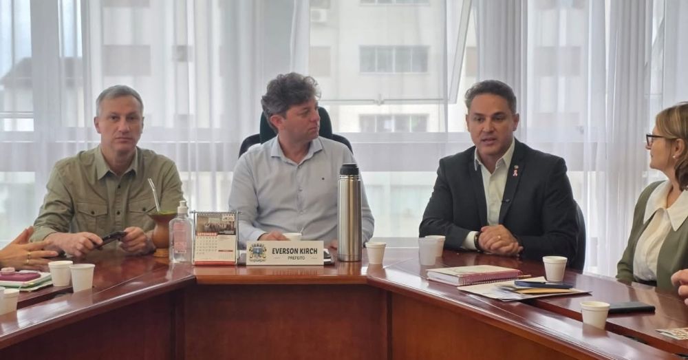 Visita de peso: Zucco e Sanderson no gabinete do prefeito Everson Kirch
