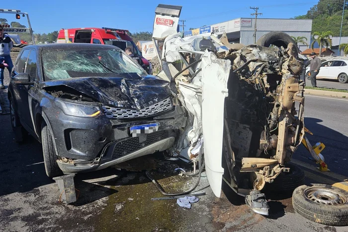 Colisão violenta entre três veículos deixa um morto na BR-470 em Garibaldi