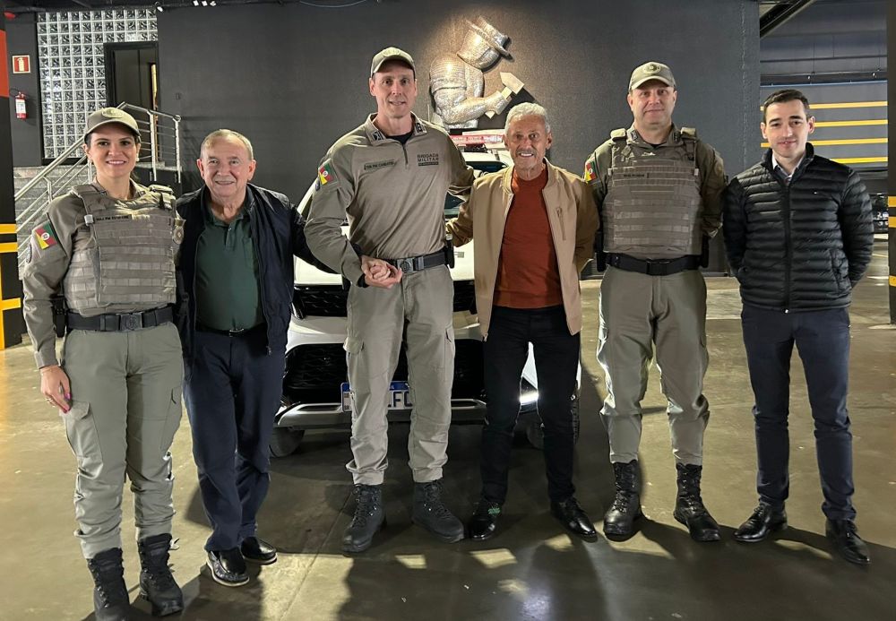 Clóvis Tramontina e Ildo Paludo entregam viatura Zero km a Brigada Militar
