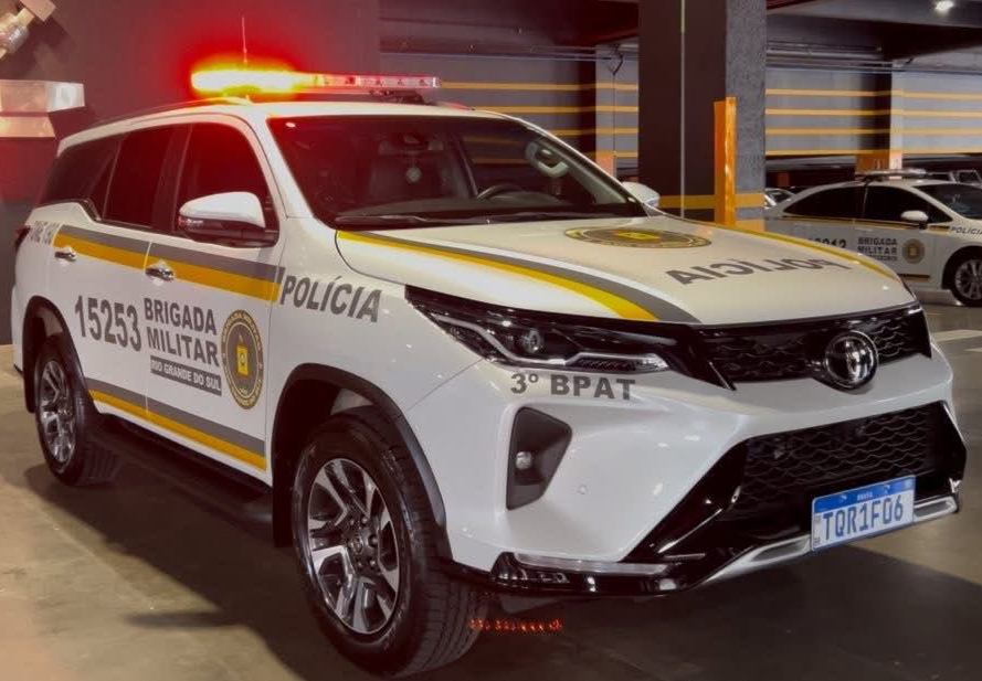 Clóvis Tramontina e Ildo Paludo entregam viatura Zero km a Brigada Militar