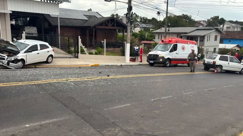  Carro desgovernado causa destruição em Carlos Barbosa