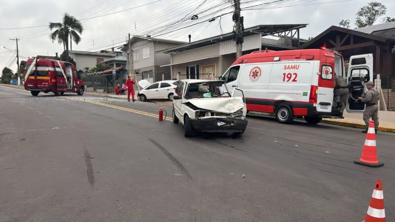  Carro desgovernado causa destruição em Carlos Barbosa