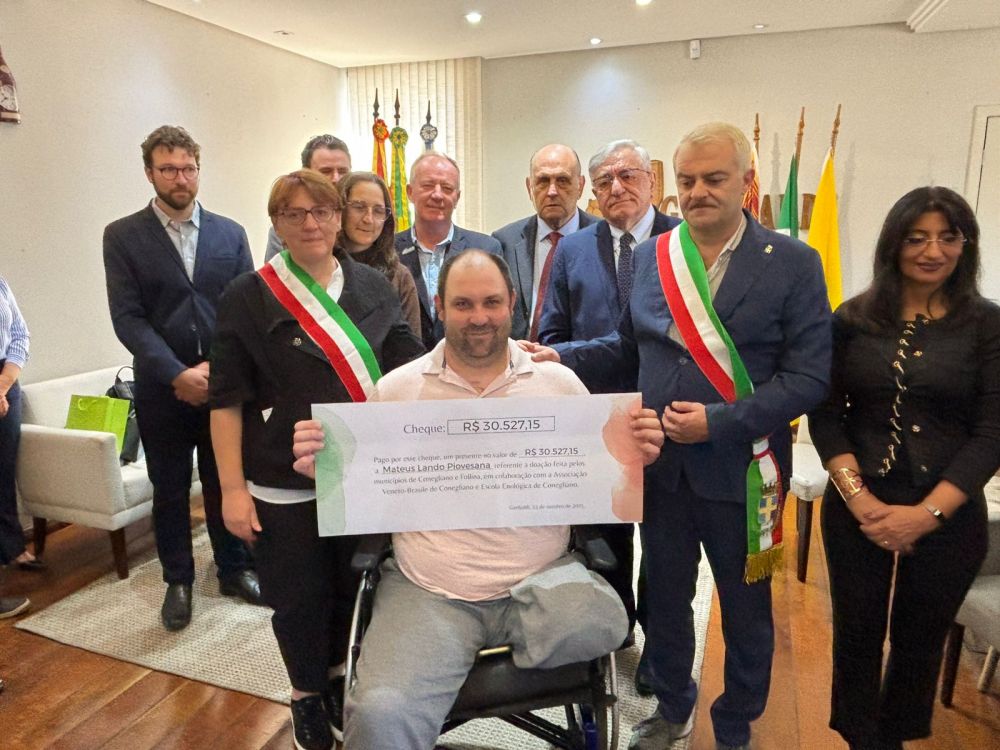 Prefeito chora ao ver sobrevivente que perdeu a perna na enchente: italianos choram junto em Garibaldi