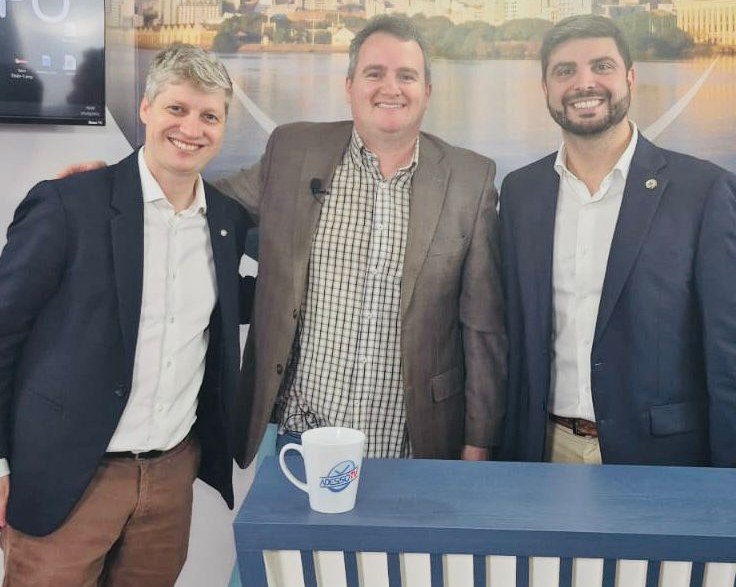 Deputados Marcel van Hattem e Felipe Camozzato visitam ADESSO TV 