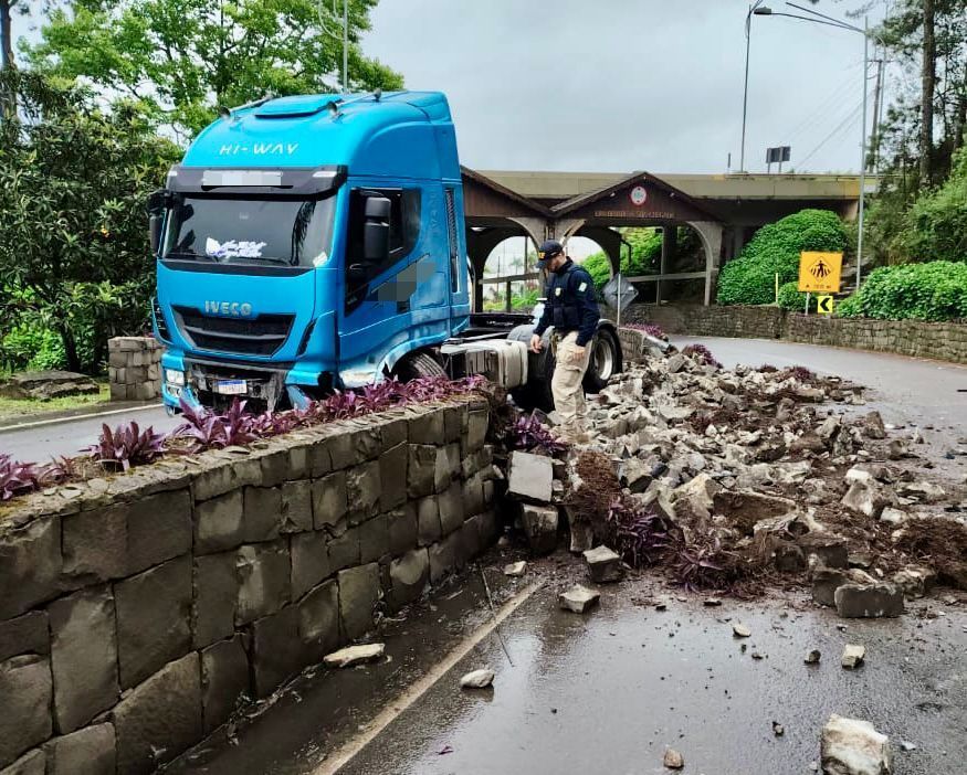 Homem embriagado furta caminhão e destrói muro no trevo de Garibaldi