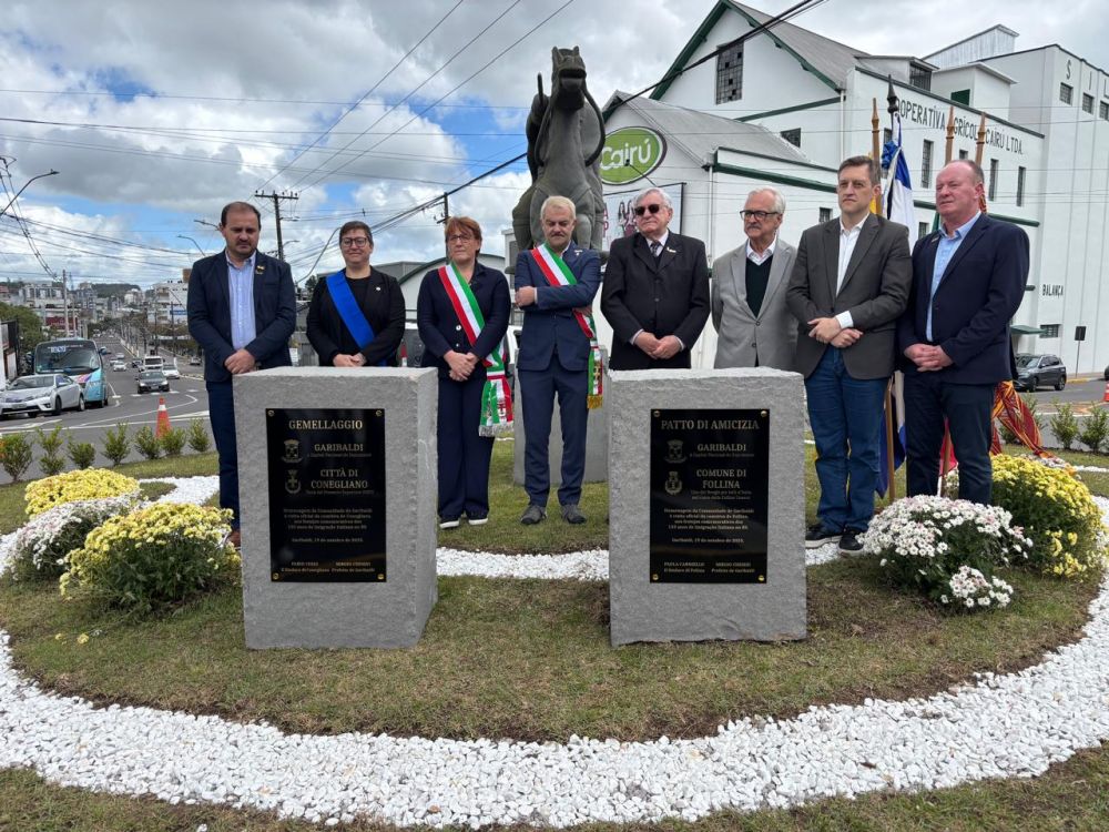 Placas que simbolizam laços com cidades italianas são inauguradas em Garibaldi 