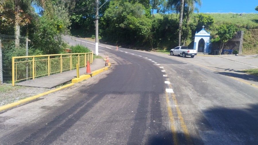 Prefeitura de Carlos Barbosa inicia operação para recuperar asfalto