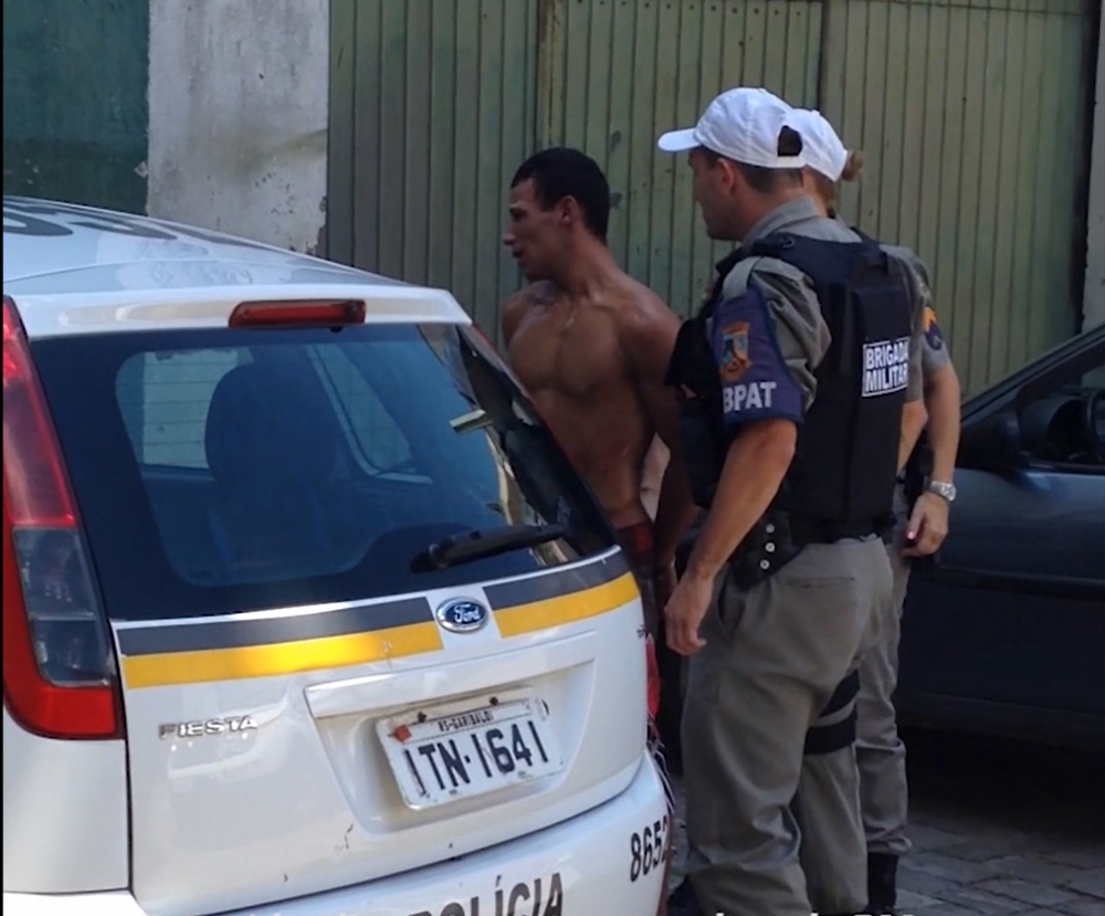 Após intensa perseguição, foragido chora ao ser capturado em Garibaldi