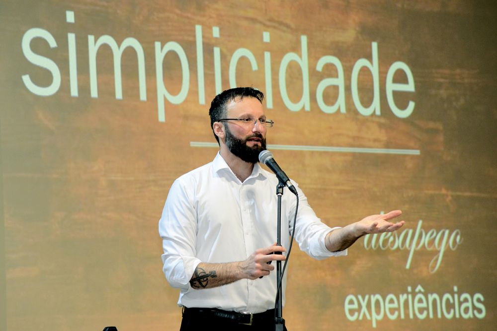 Escritor e professor Giovanni Mattiello lança sua quarta obra literária