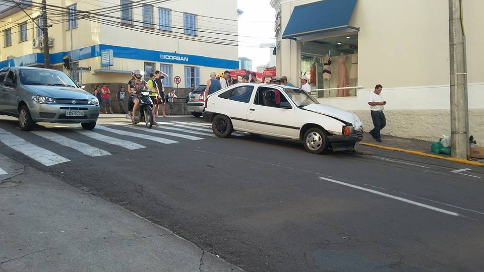  Dois ficam feridos em acidente na área central de Bento