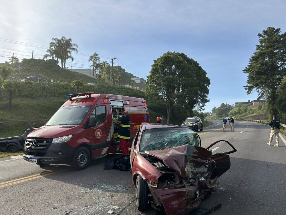 Acidente destrói carros e tira a vida de motorista na BR-470, em Garibaldi
