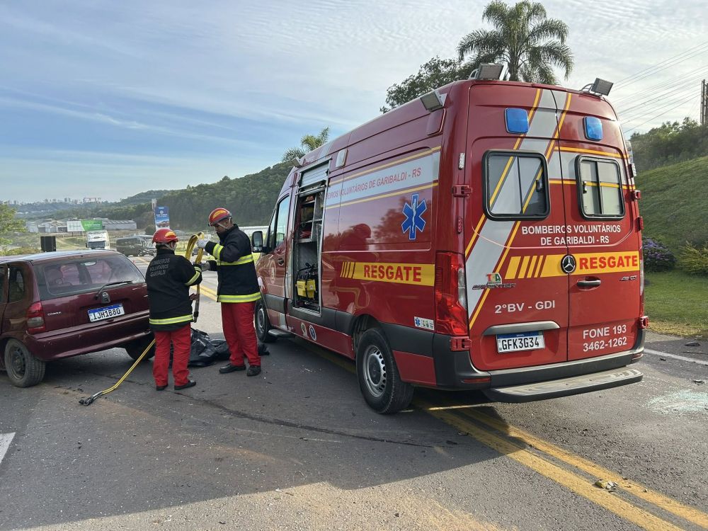 Acidente destrói carros e tira a vida de motorista na BR-470, em Garibaldi