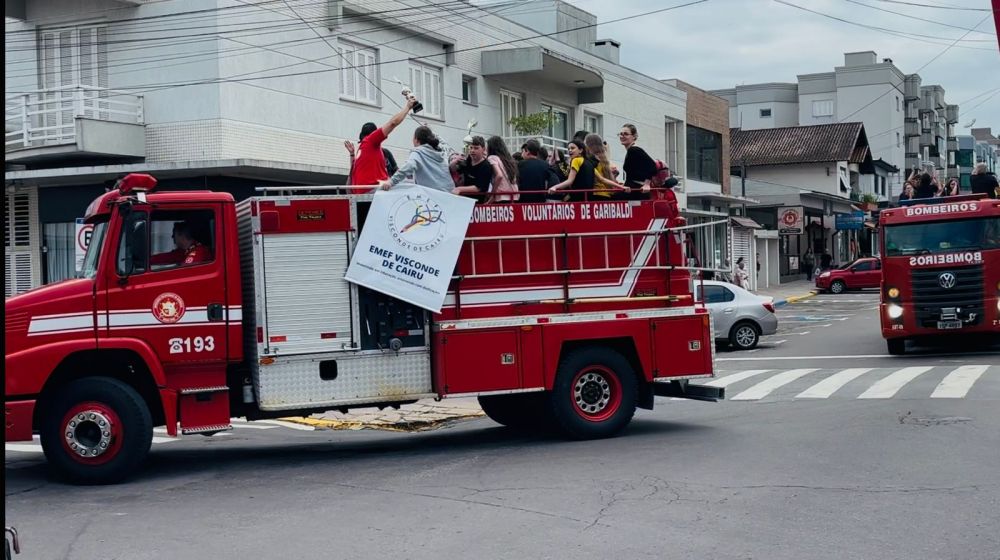 Banda Marcial da Escola Visconde de Cairú é recebida com festa em Garibaldi