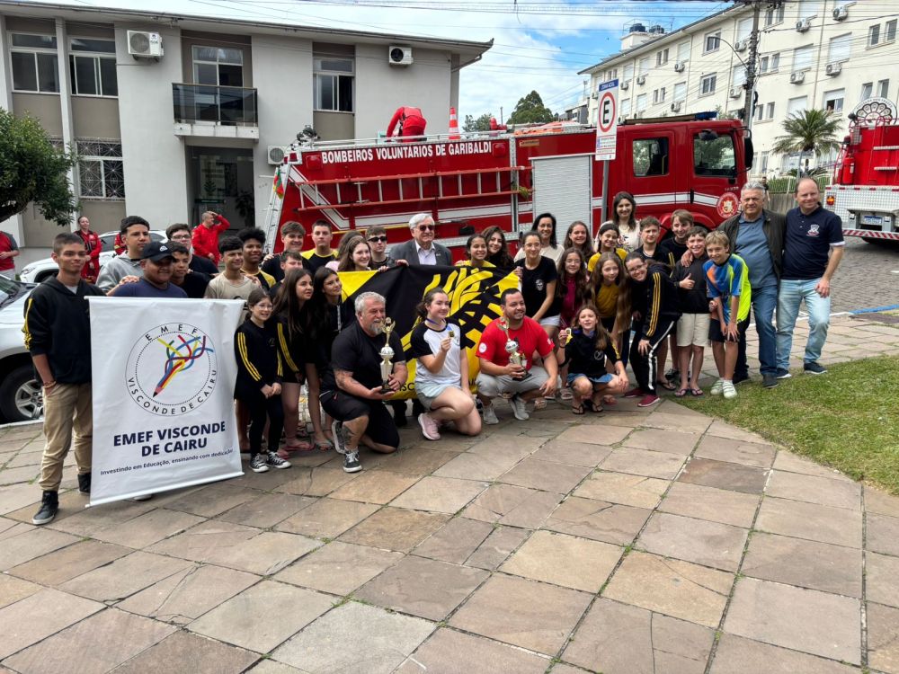 Banda Marcial da Escola Visconde de Cairú é recebida com festa em Garibaldi
