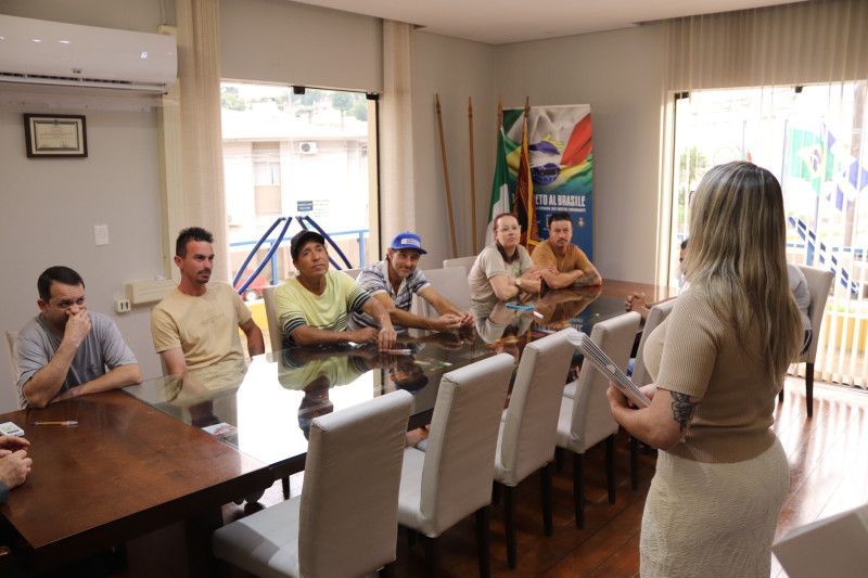 Prefeitura entrega documentação para moradores do Loteamento União Planalto