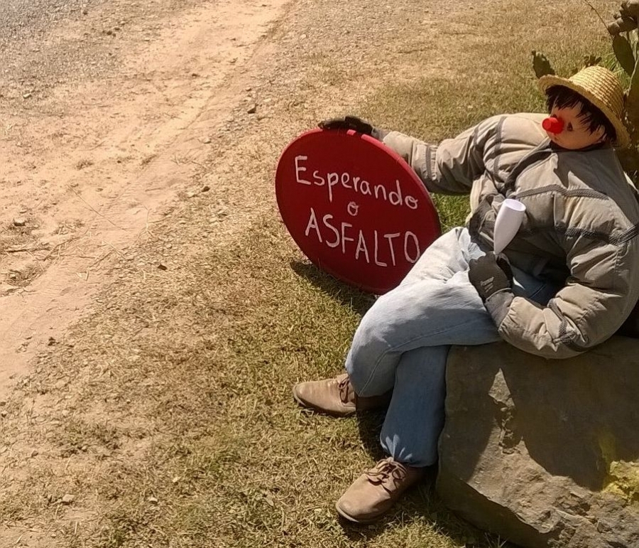 Cansados de esperar pelo asfalto moradores de São Gabriel protestam