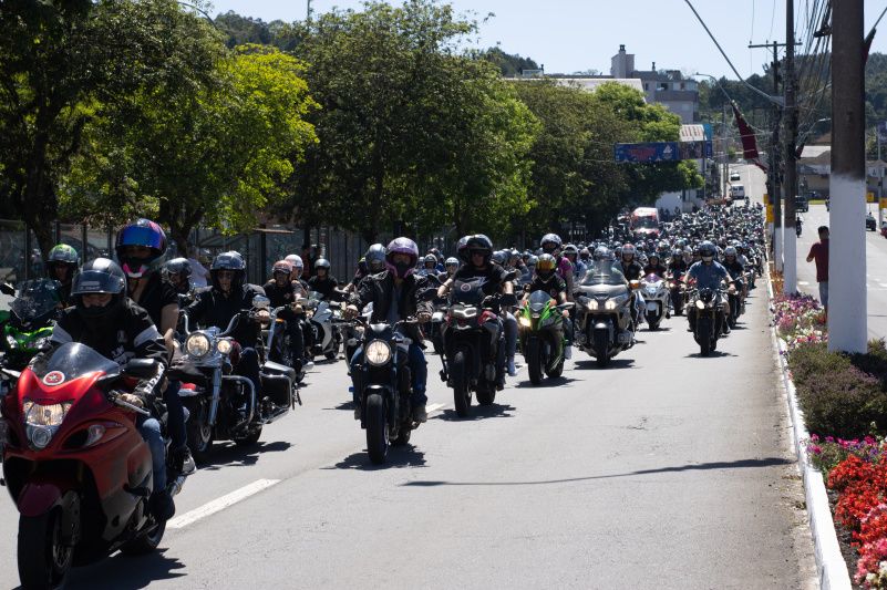 Domingo de procissão em duas rodas rumo à Gruta do Araripe em Garibaldi 