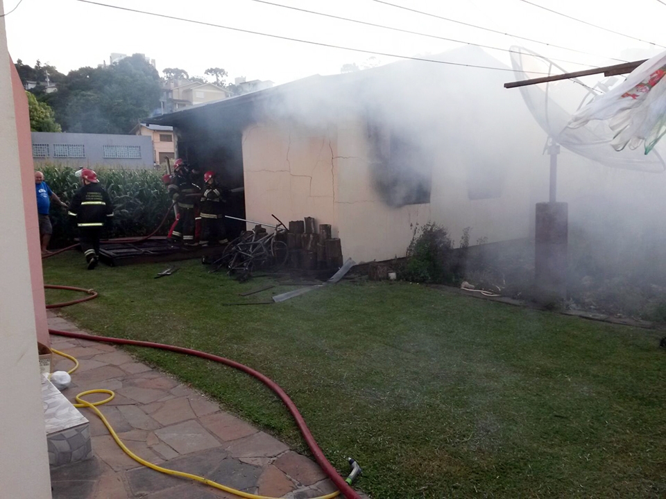 Incêndio destrói veículos em residência de Carlos Barbosa