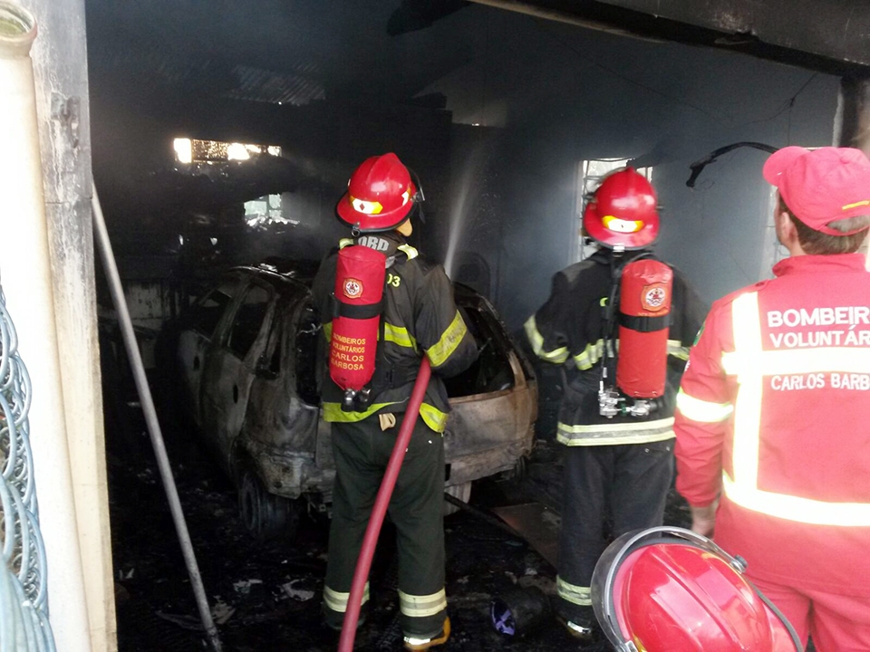 Incêndio destrói veículos em residência de Carlos Barbosa